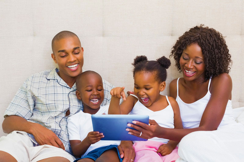 Parents-with-kids-and-tablet
